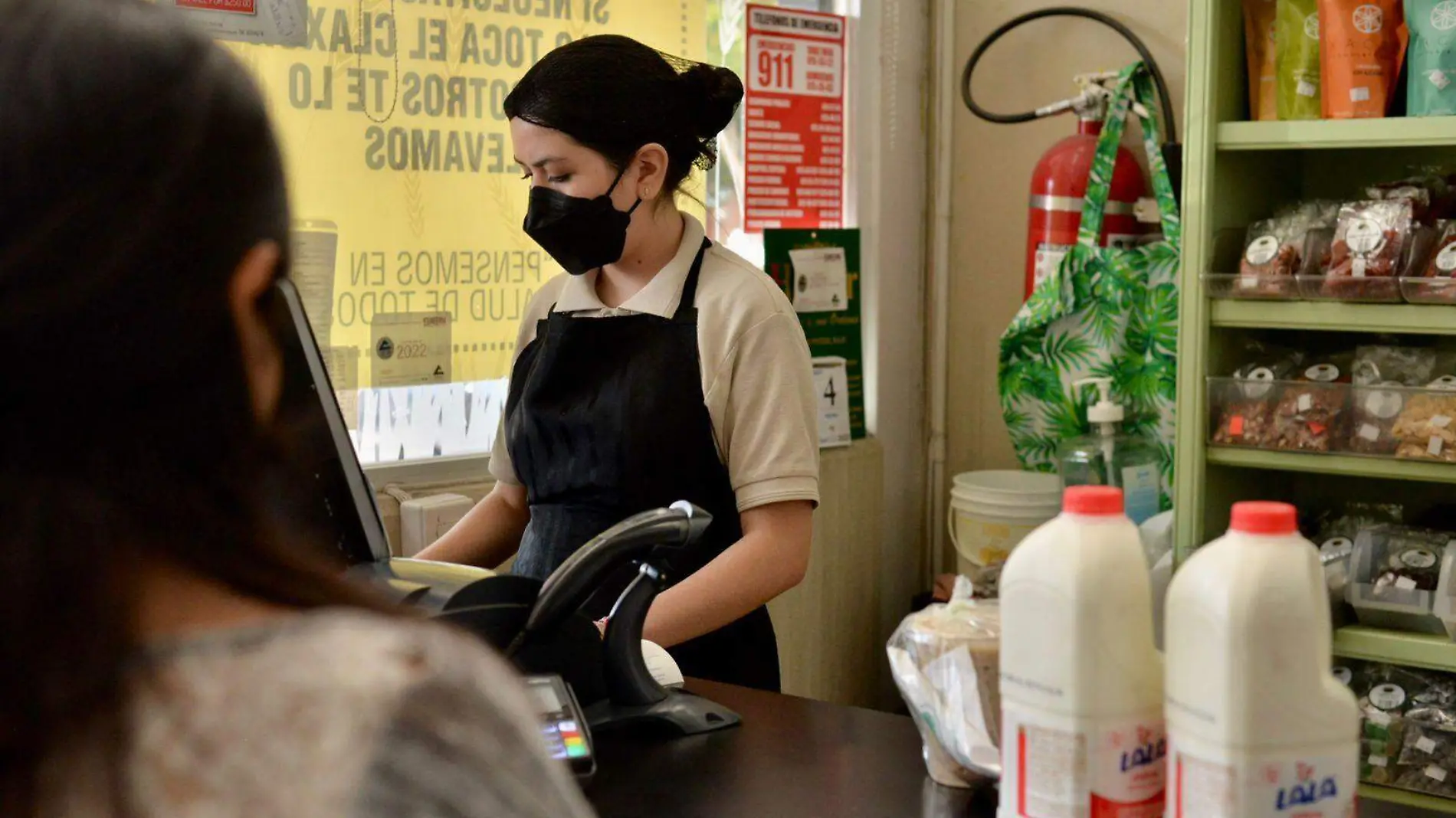 mujer mujeres trabajando vendiendo negocio negocios atendiendo (2)